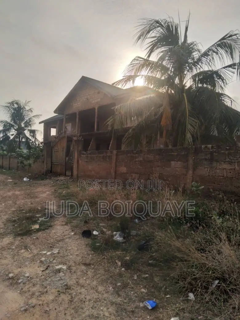 8 Bedroom Incompleted House Forsale