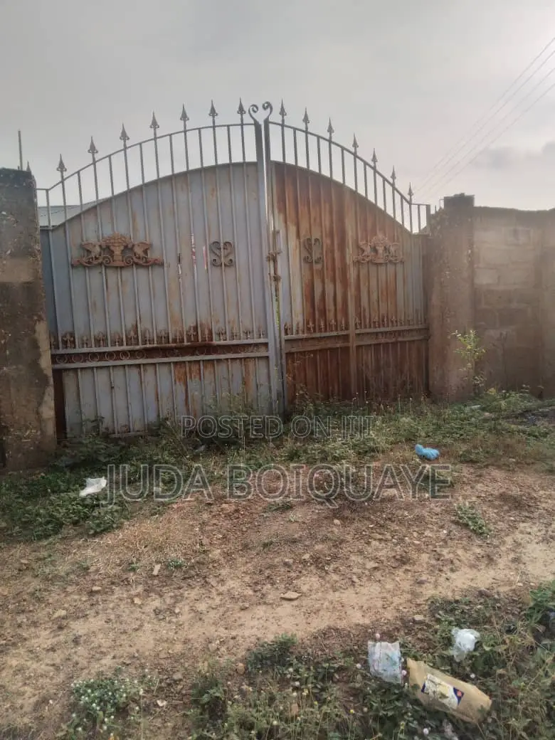 8 Bedroom Incompleted House Forsale