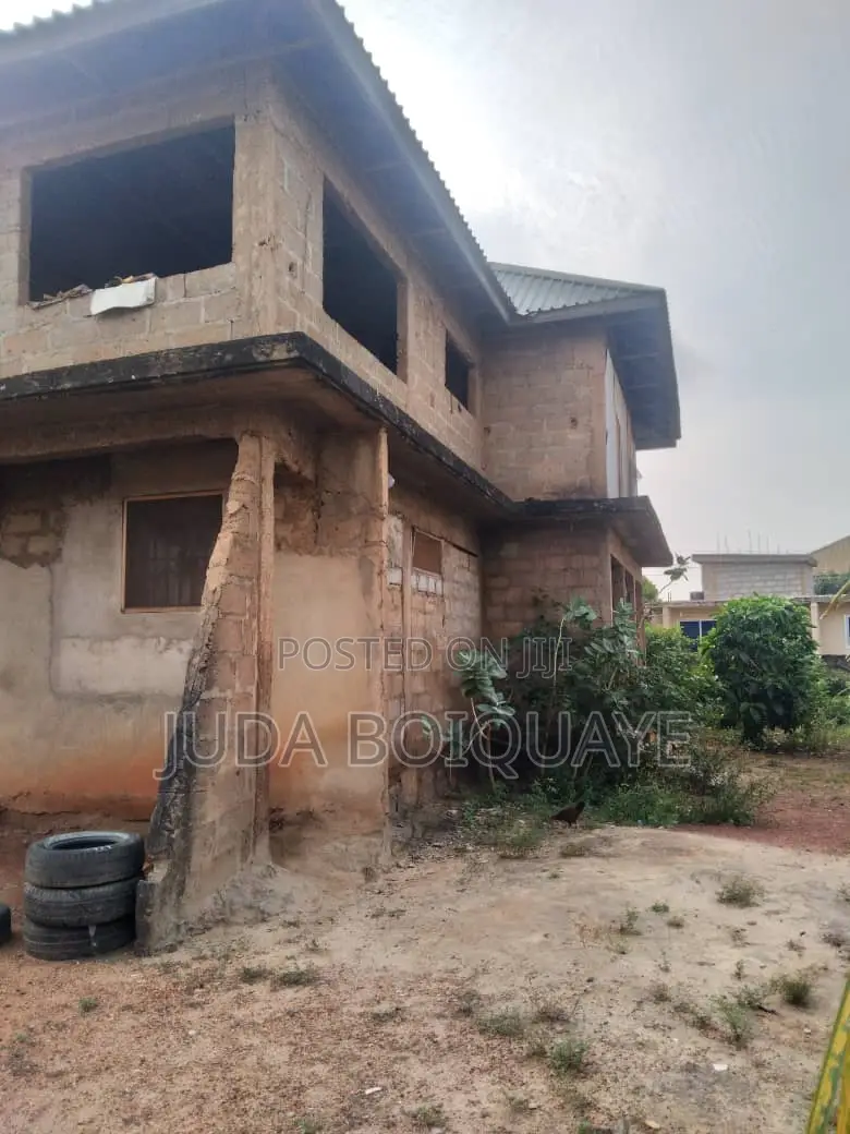 8 Bedroom Incompleted House Forsale