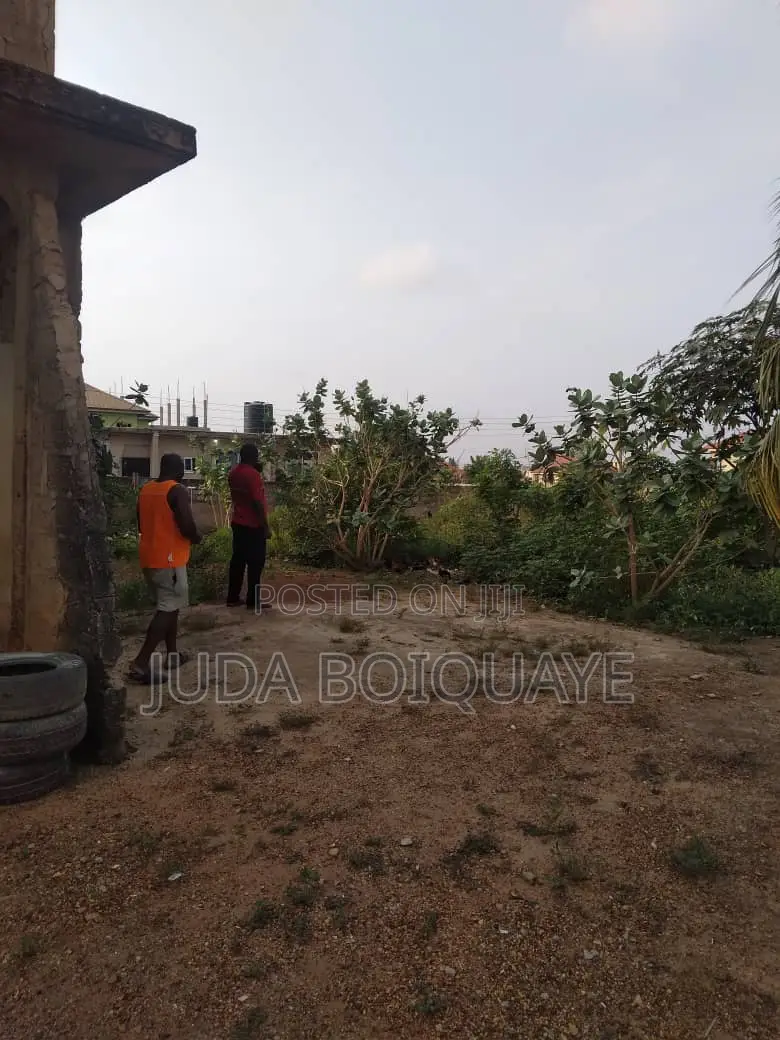 8 Bedroom Incompleted House Forsale