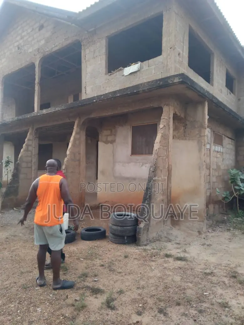 8 Bedroom Incompleted House Forsale