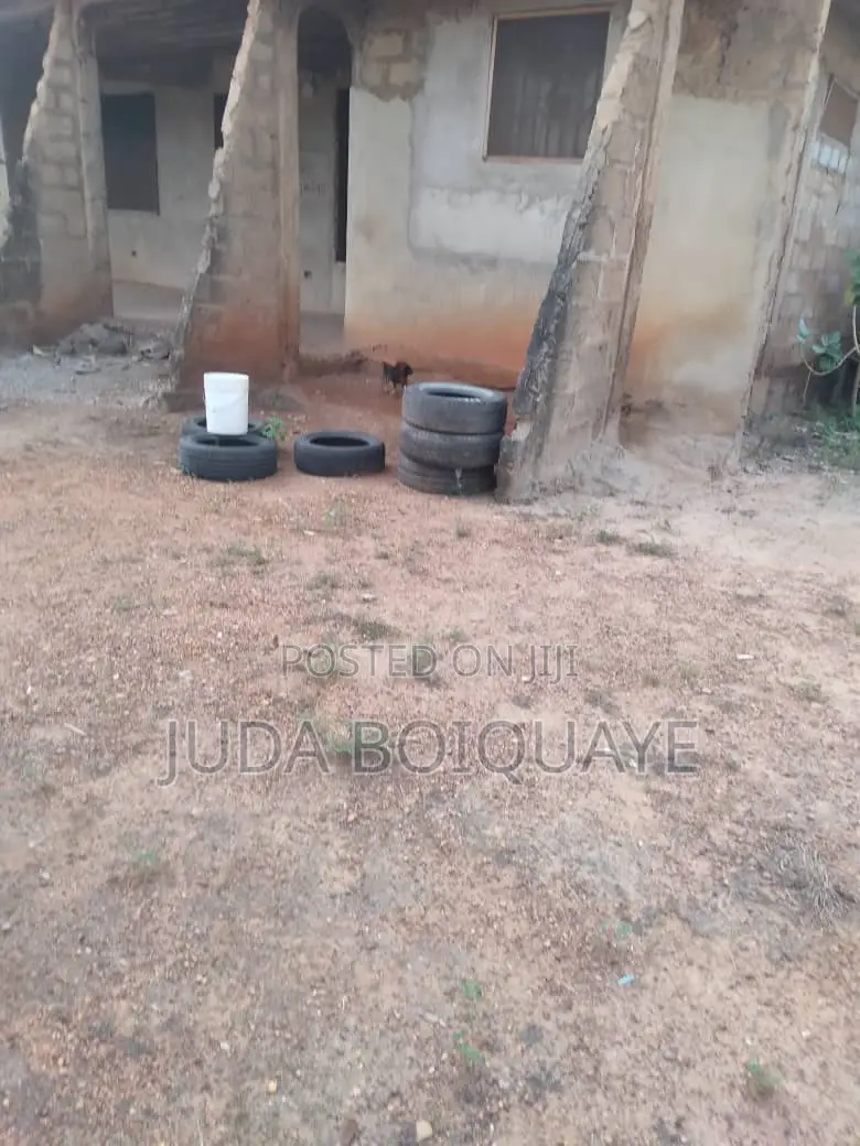 8 Bedroom Incompleted House Forsale