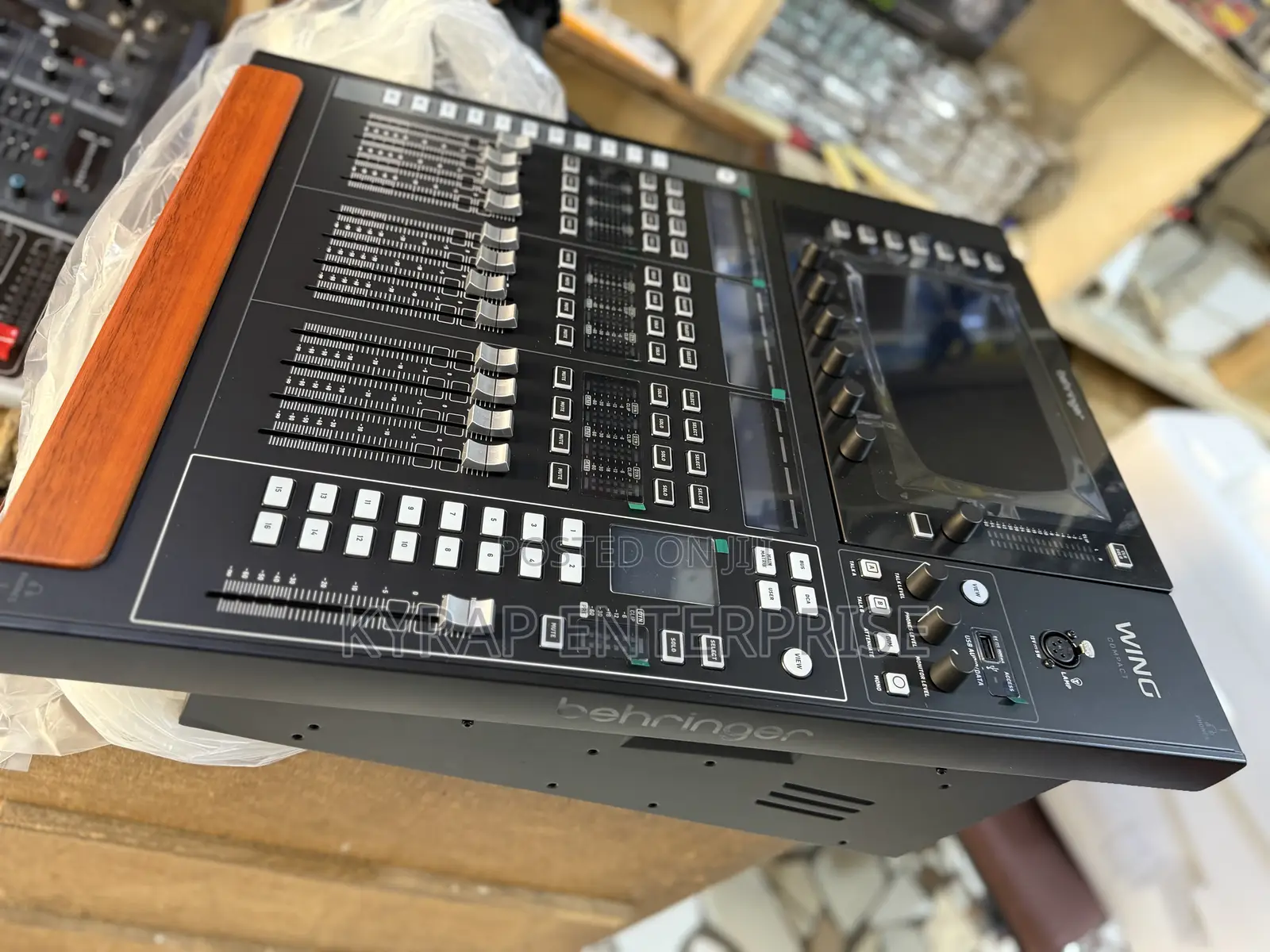 Behringer Wing Compact