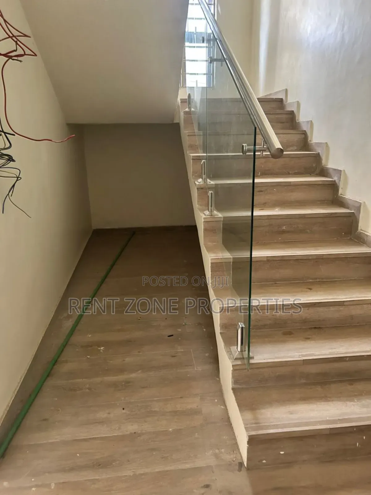 4bdrm Duplex in Dome for sale