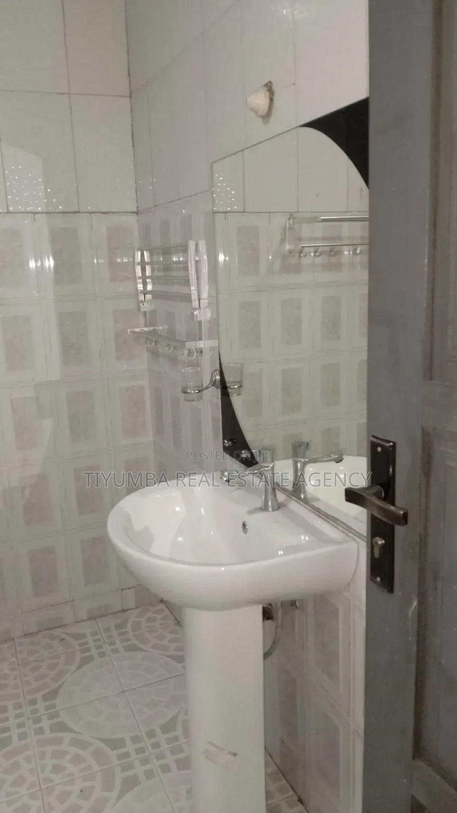 4bdrm Apartment in Tiyumba Real Estate, Pillar 2 for rent
