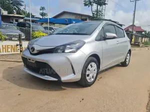 Toyota Vitz 2015 Silver