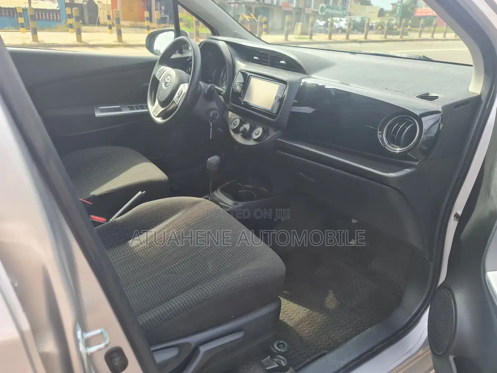 Toyota Vitz 2015 Silver
