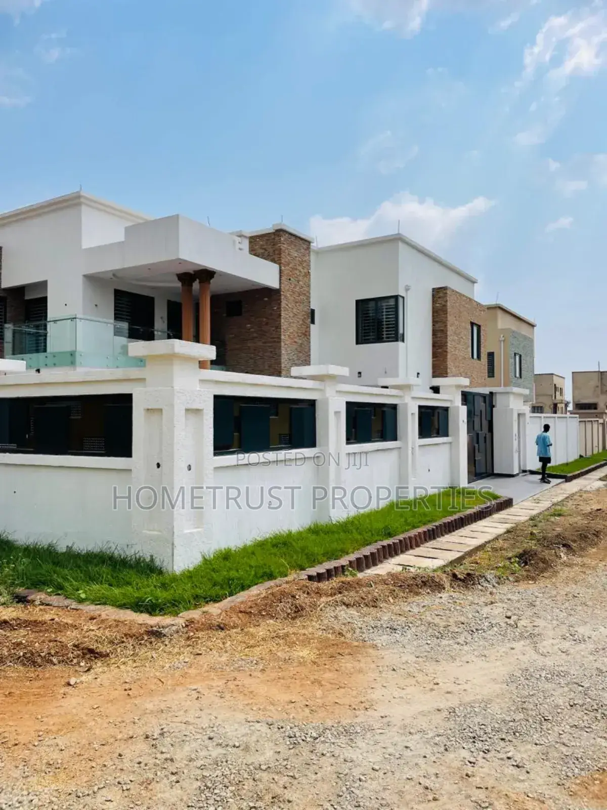 5bdrm Duplex in Hometrust Properties, East Legon for sale