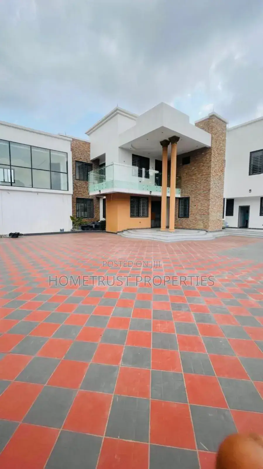 5bdrm Duplex in Hometrust Properties, East Legon for sale