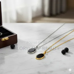 Oval Pendant Necklace – Silver Gold