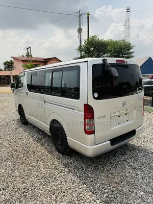 Toyota HiAce 2013 Silver