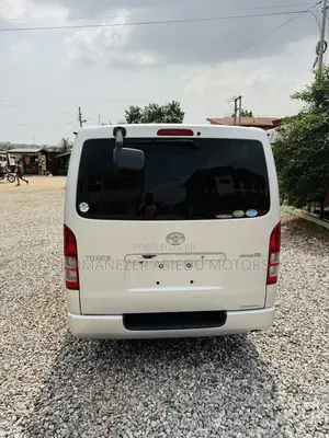 Toyota HiAce 2013 Silver