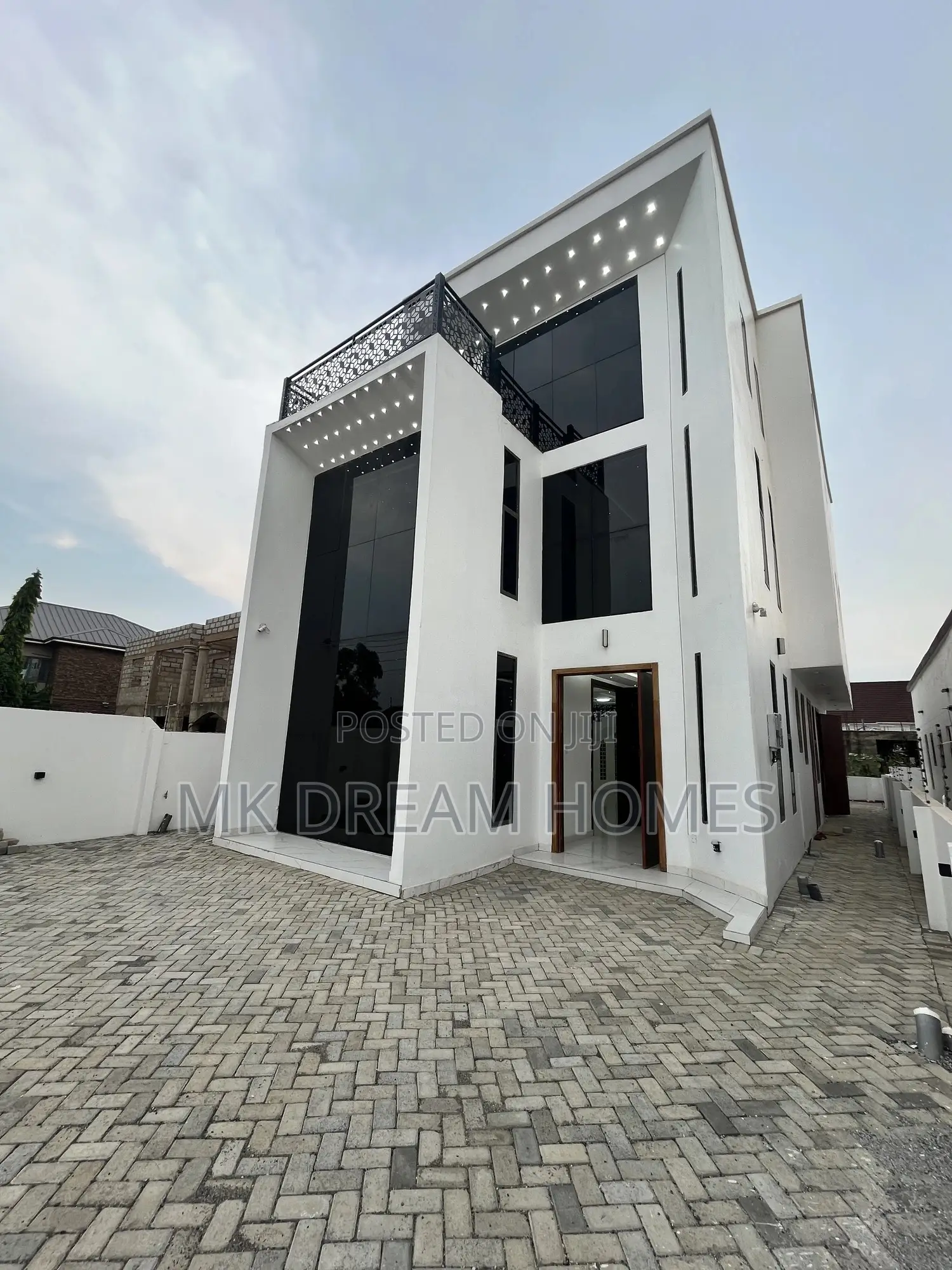6bdrm Mansion in School Junction for sale