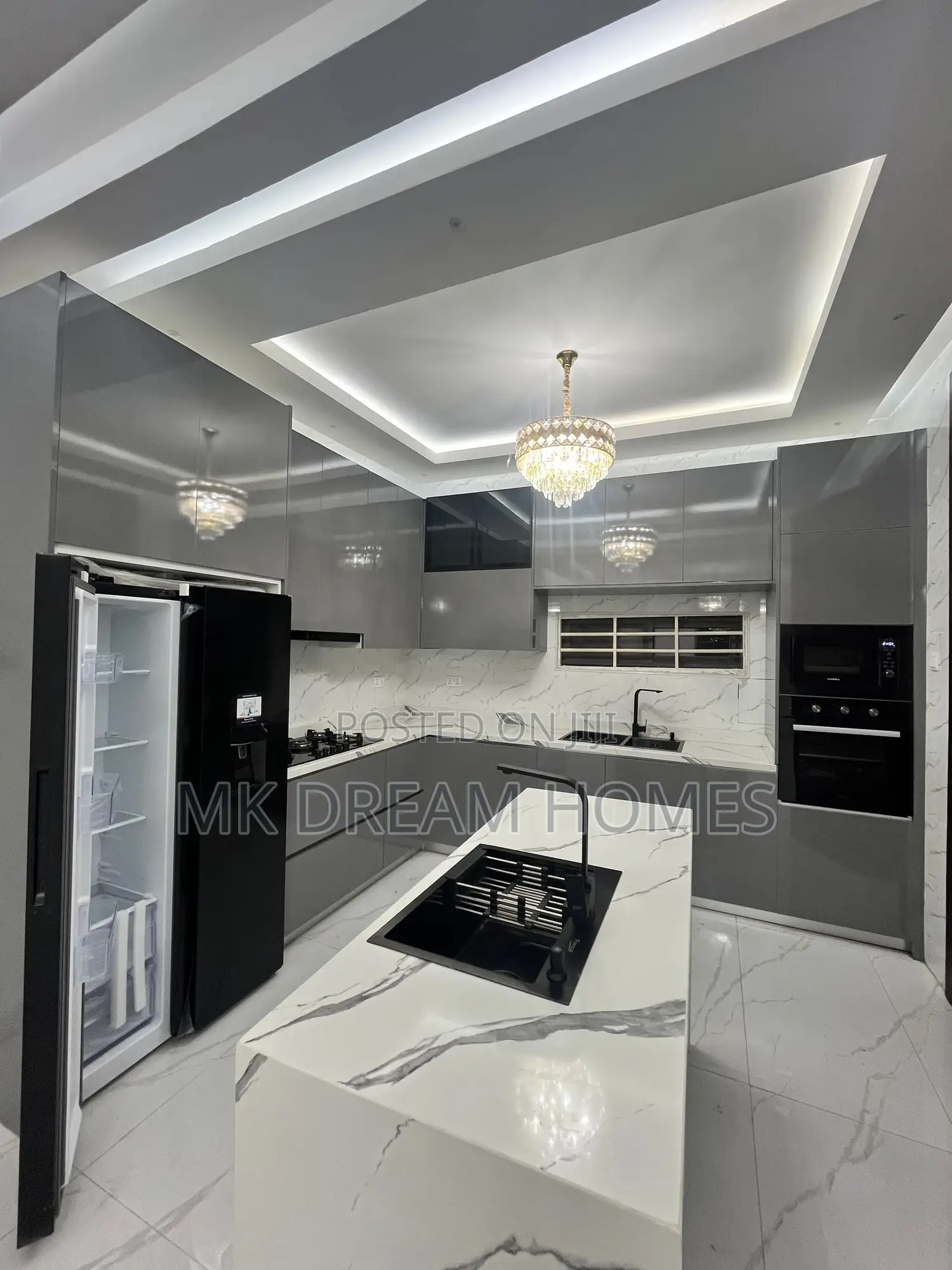 6bdrm Mansion in School Junction for sale