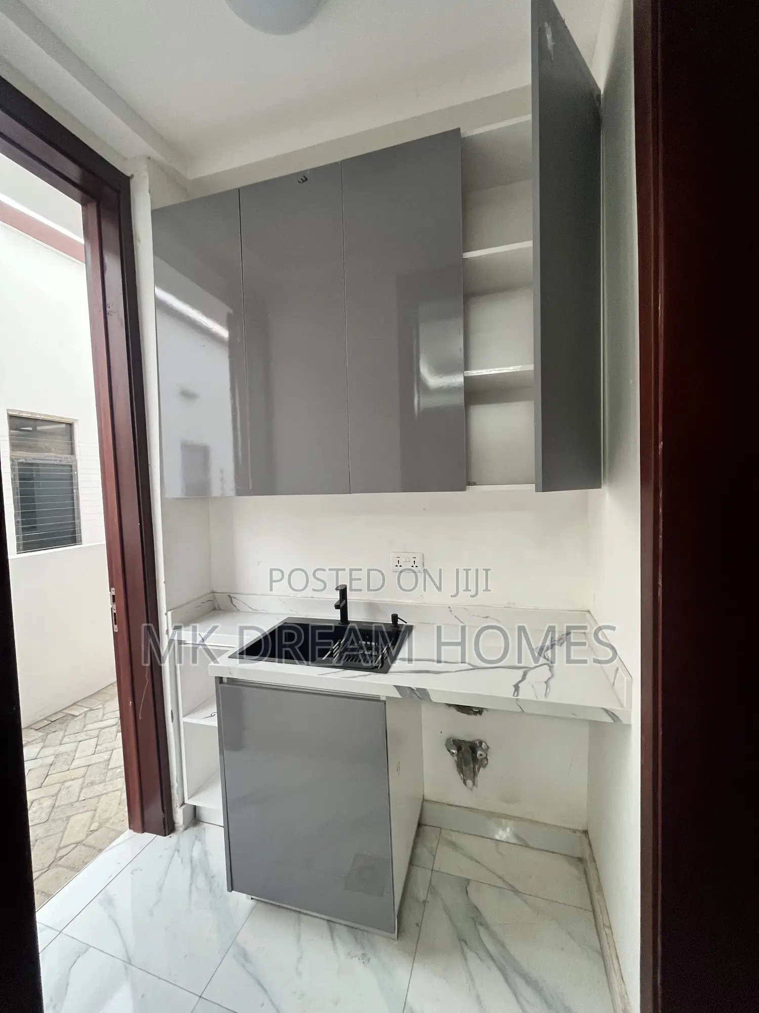 6bdrm Mansion in School Junction for sale