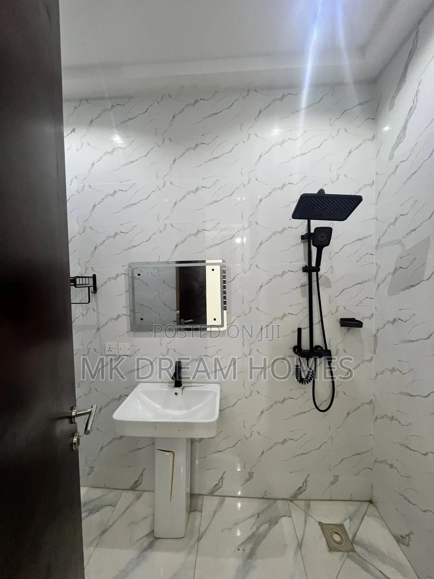 6bdrm Mansion in School Junction for sale