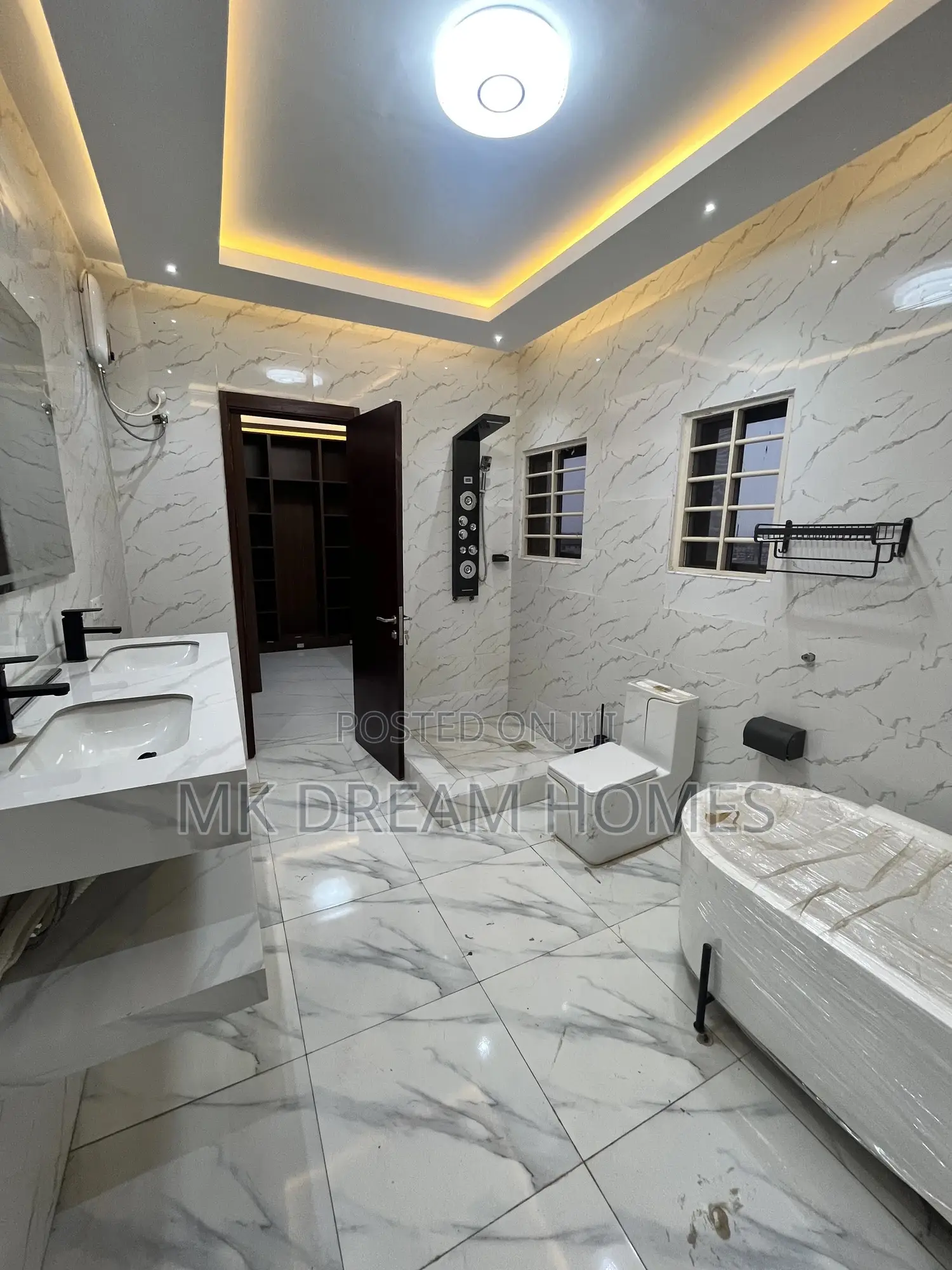 6bdrm Mansion in School Junction for sale