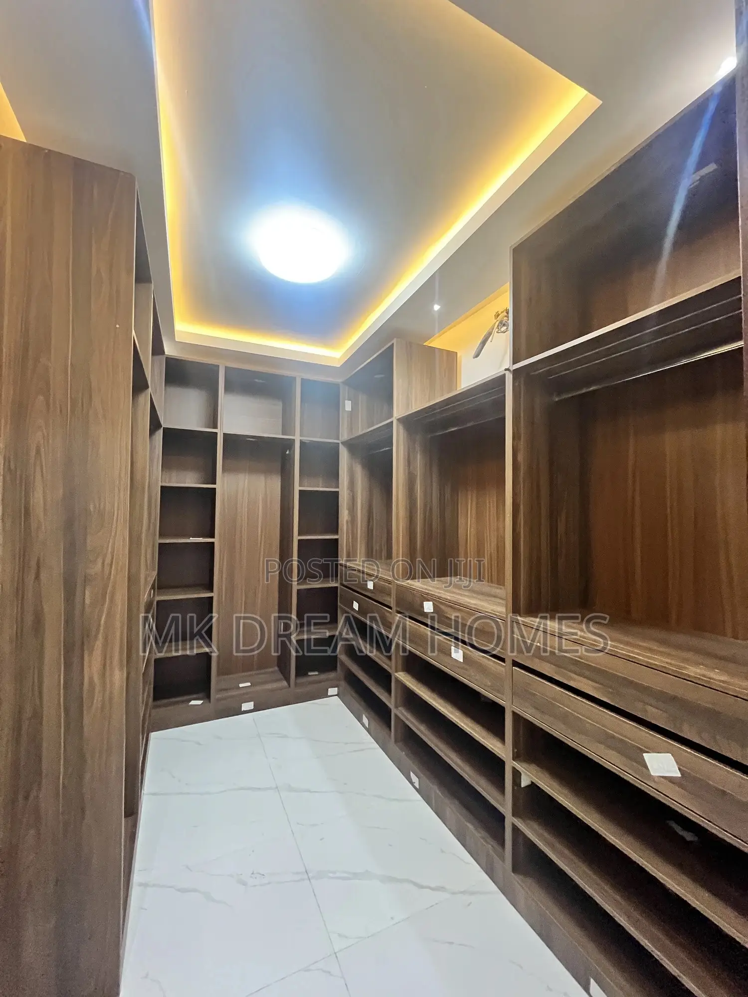 6bdrm Mansion in School Junction for sale