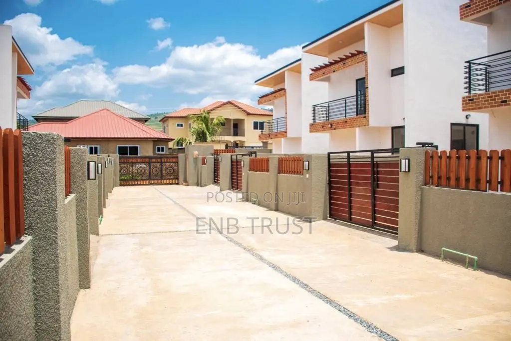 3bdrm Duplex in Oyarifa, Pentecost for sale