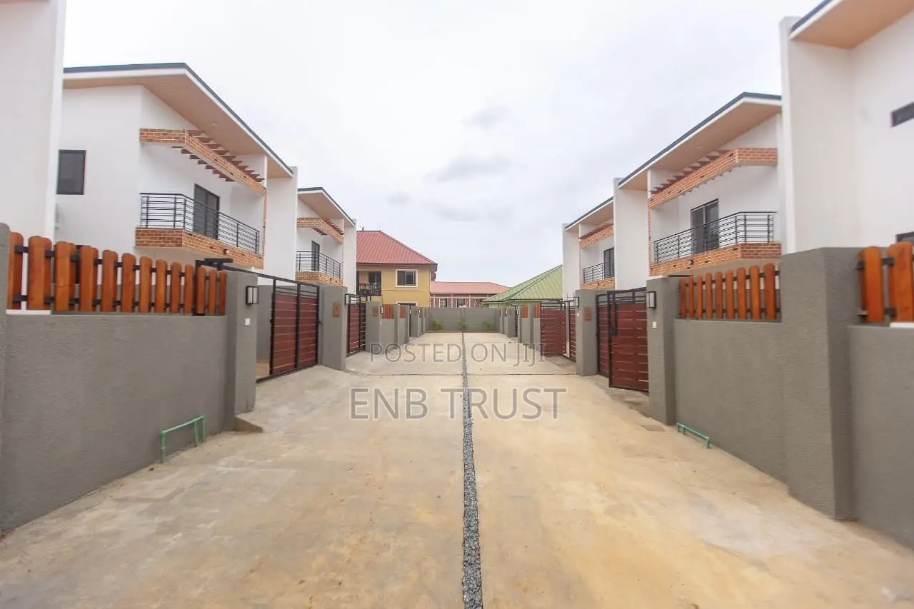 3bdrm Duplex in Oyarifa, Pentecost for sale