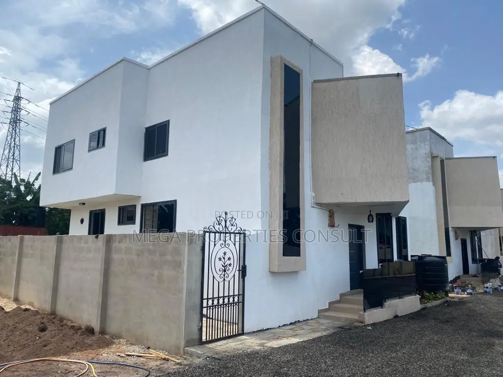 4bdrm Townhouse/Terrace in West Legon for sale