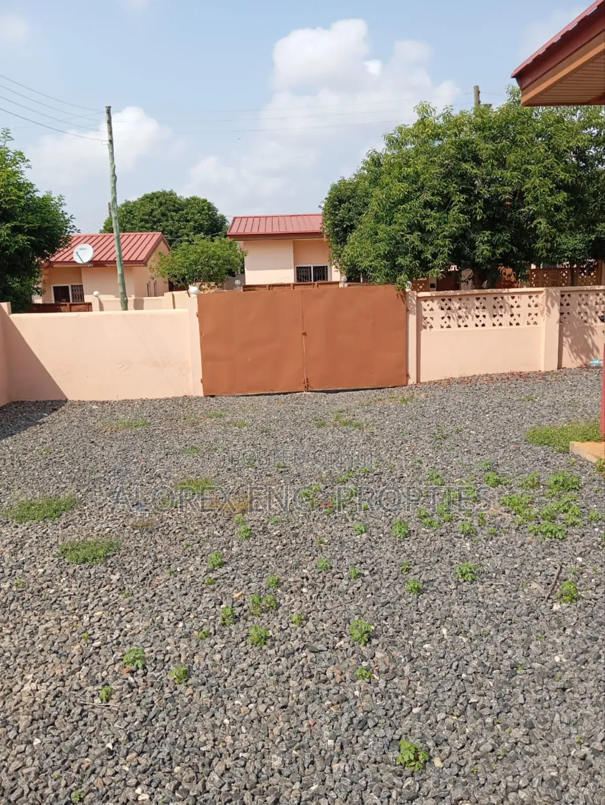 3bdrm House in Amanfro, Adenta for rent