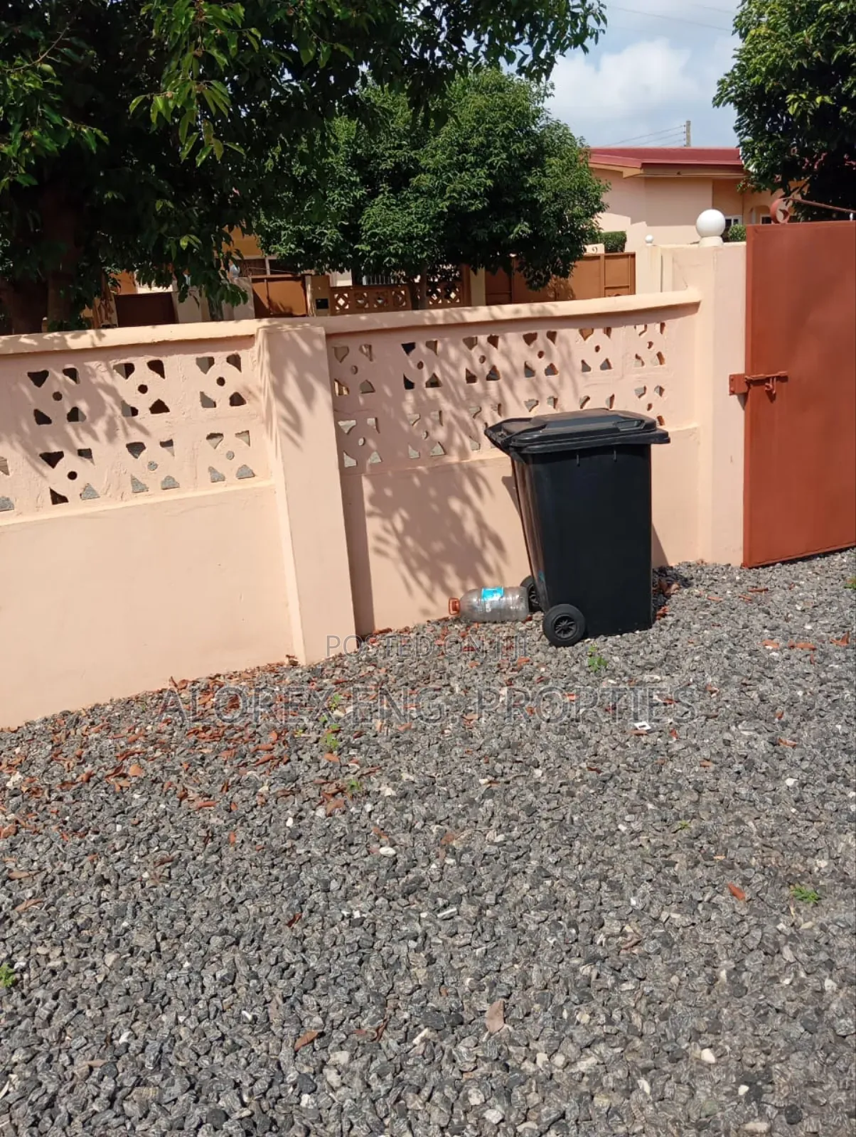 3bdrm House in Amanfro, Adenta for rent