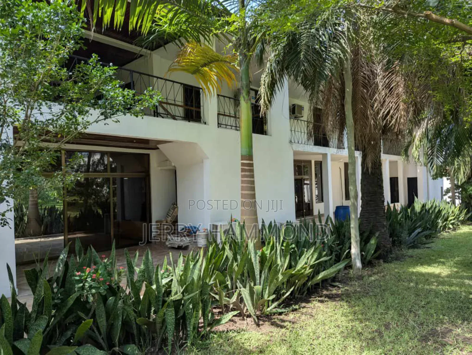 9bdrm House in Osu Oxford Street  for rent