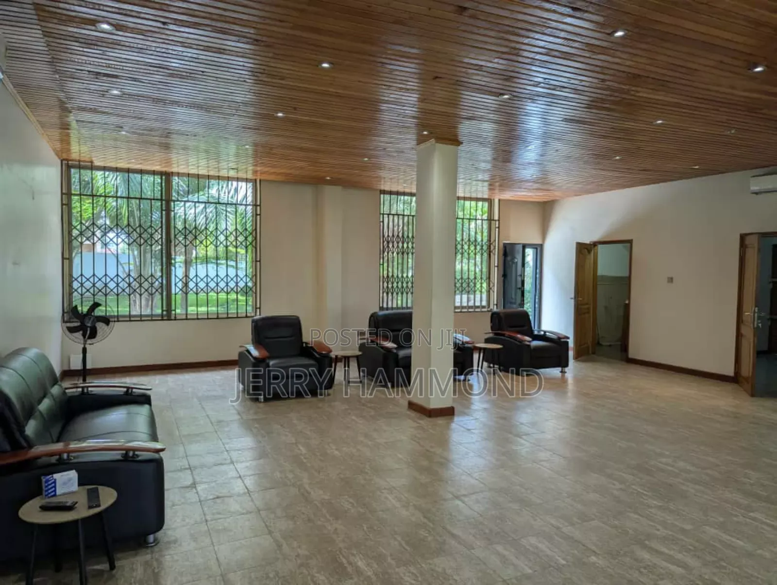 9bdrm House in Osu Oxford Street  for rent