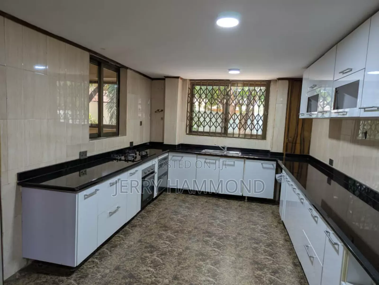 9bdrm House in Osu Oxford Street  for rent