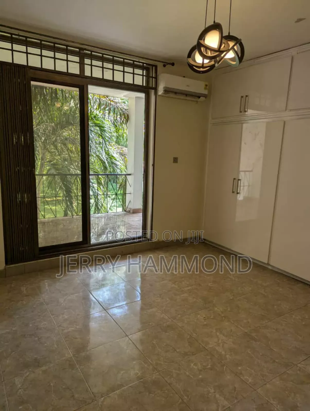 9bdrm House in Osu Oxford Street  for rent