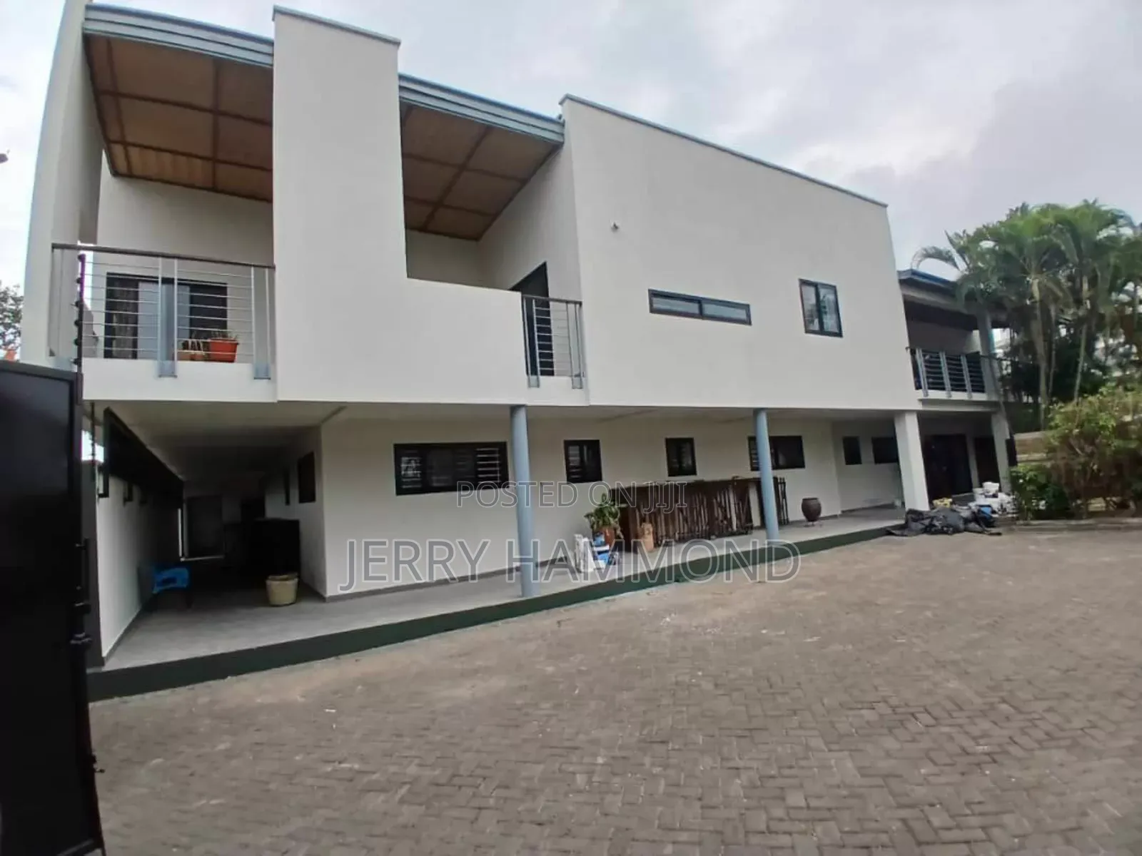 9bdrm House in Osu Oxford Street  for rent