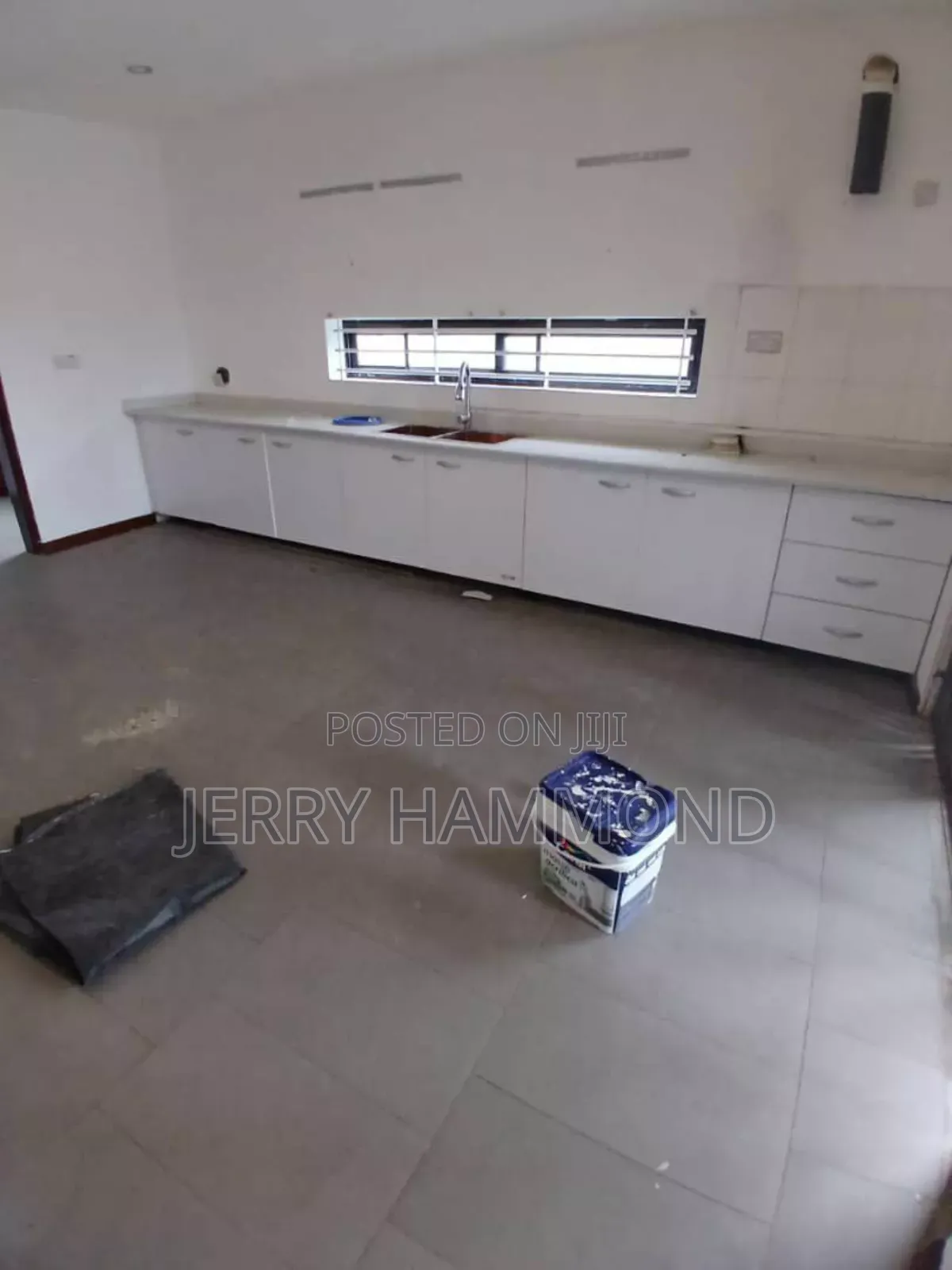 9bdrm House in Osu Oxford Street  for rent