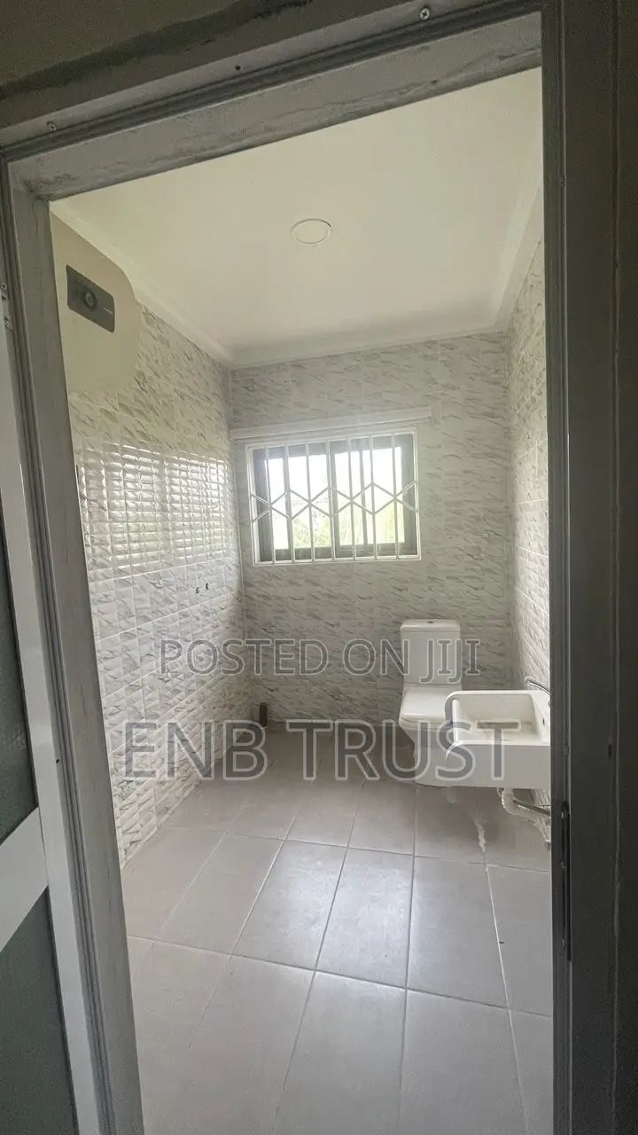 5bdrm Mansion in Amasaman Kasoa Road for sale