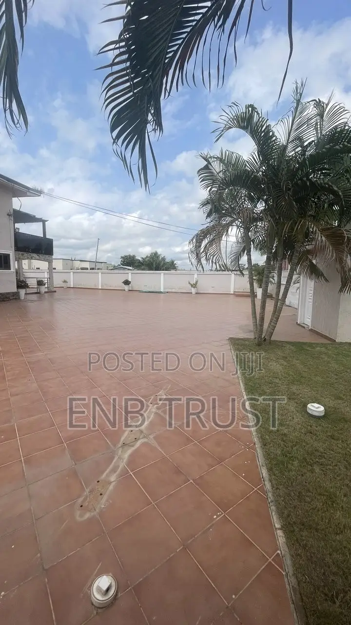 5bdrm Mansion in Amasaman Kasoa Road for sale