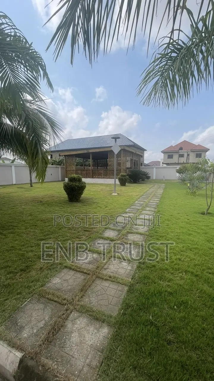 5bdrm Mansion in Amasaman Kasoa Road for sale