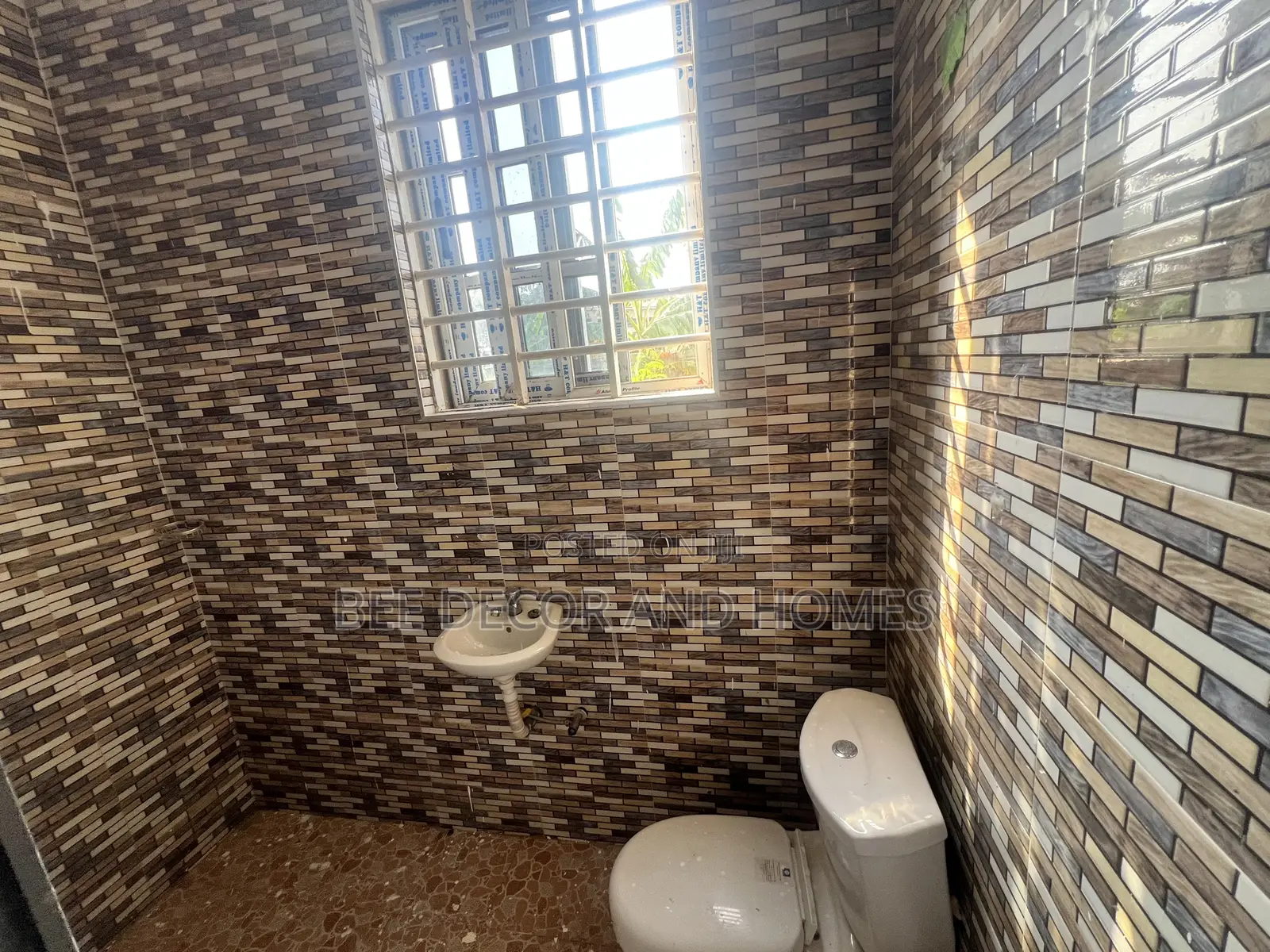 1bdrm Room & Parlour in Bee Decor & Homes, Old Ashomang for rent