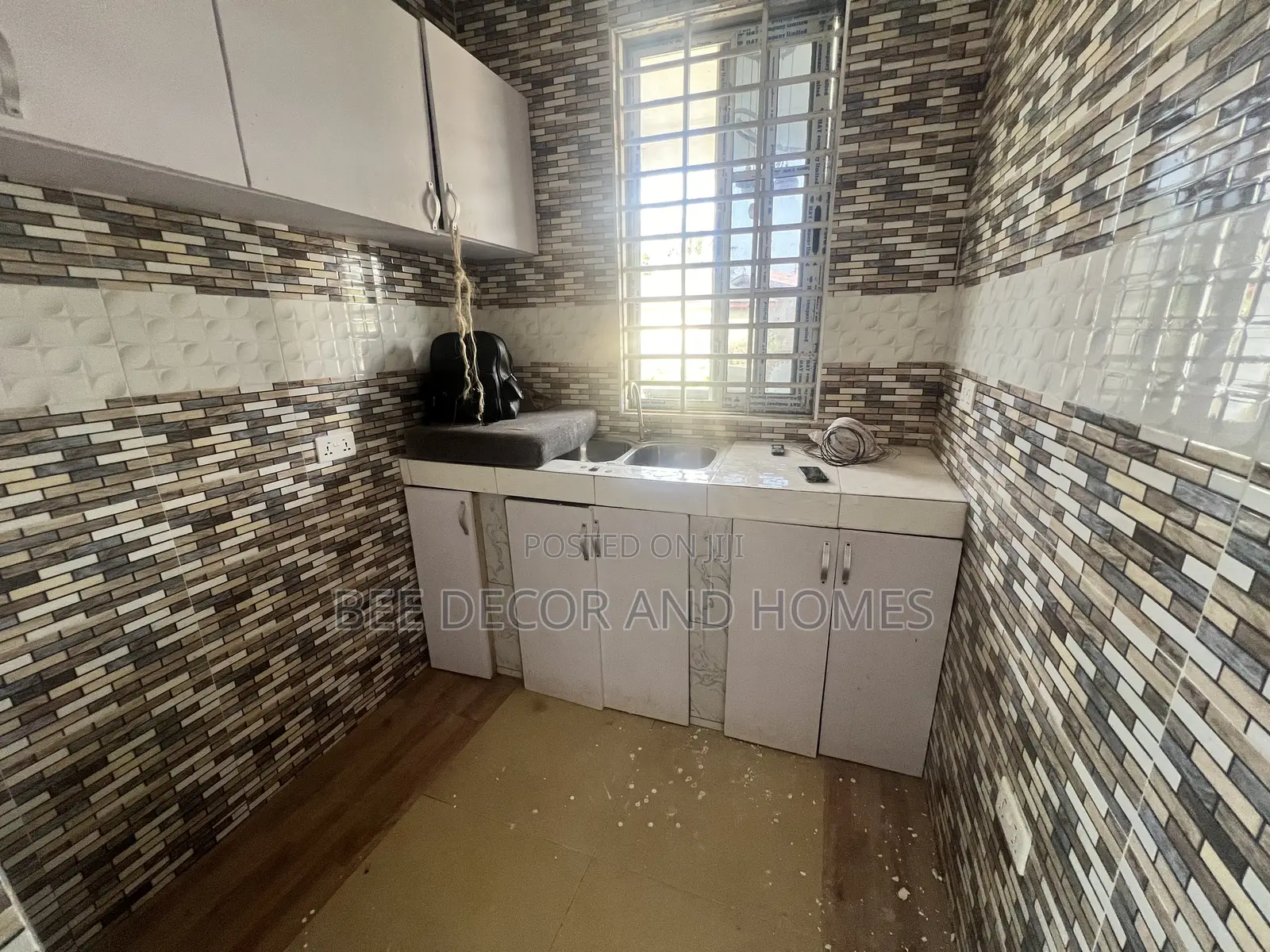 1bdrm Room & Parlour in Bee Decor & Homes, Old Ashomang for rent