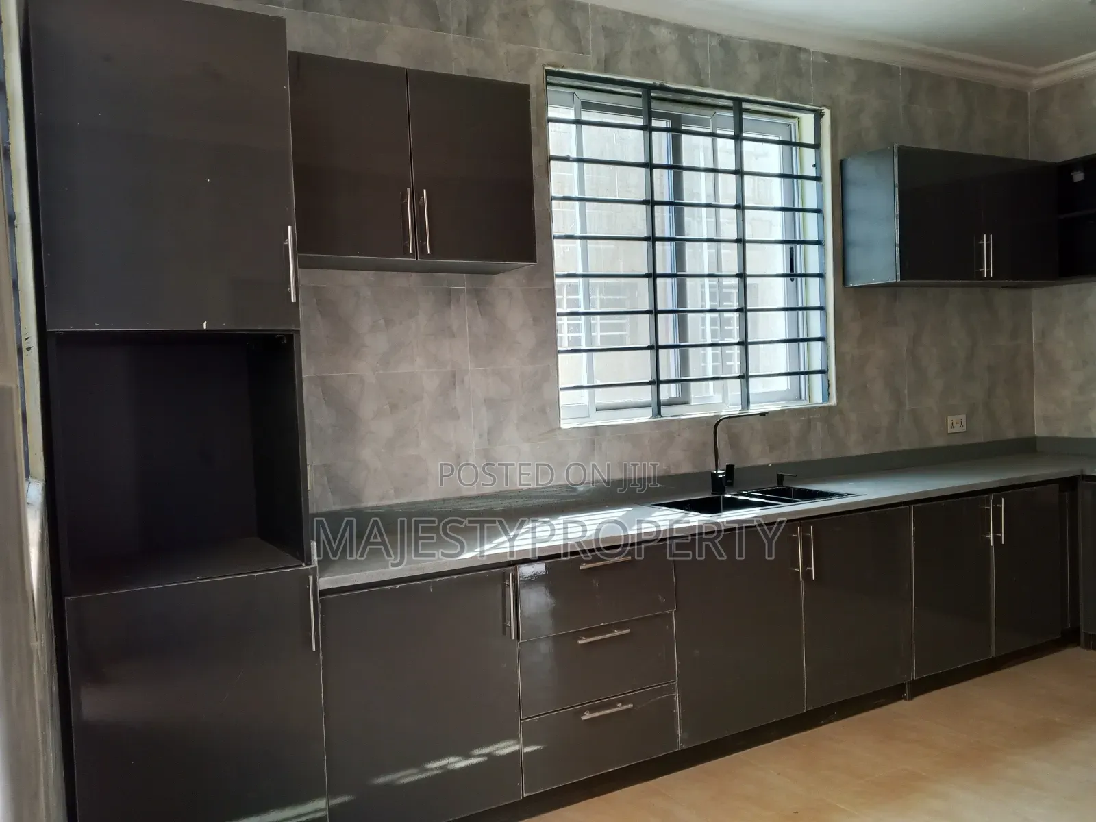 4bdrm Duplex in Shell Signboard, Spintex for rent