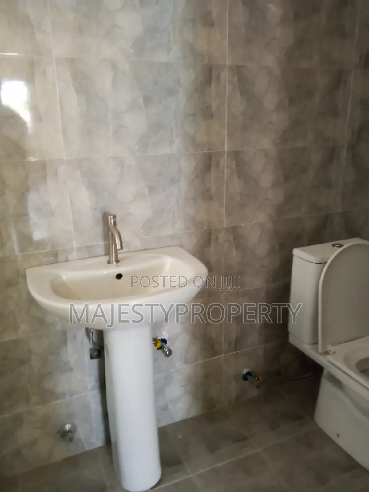 4bdrm Duplex in Shell Signboard, Spintex for rent