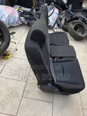 Toyota Voxy Middle Seats