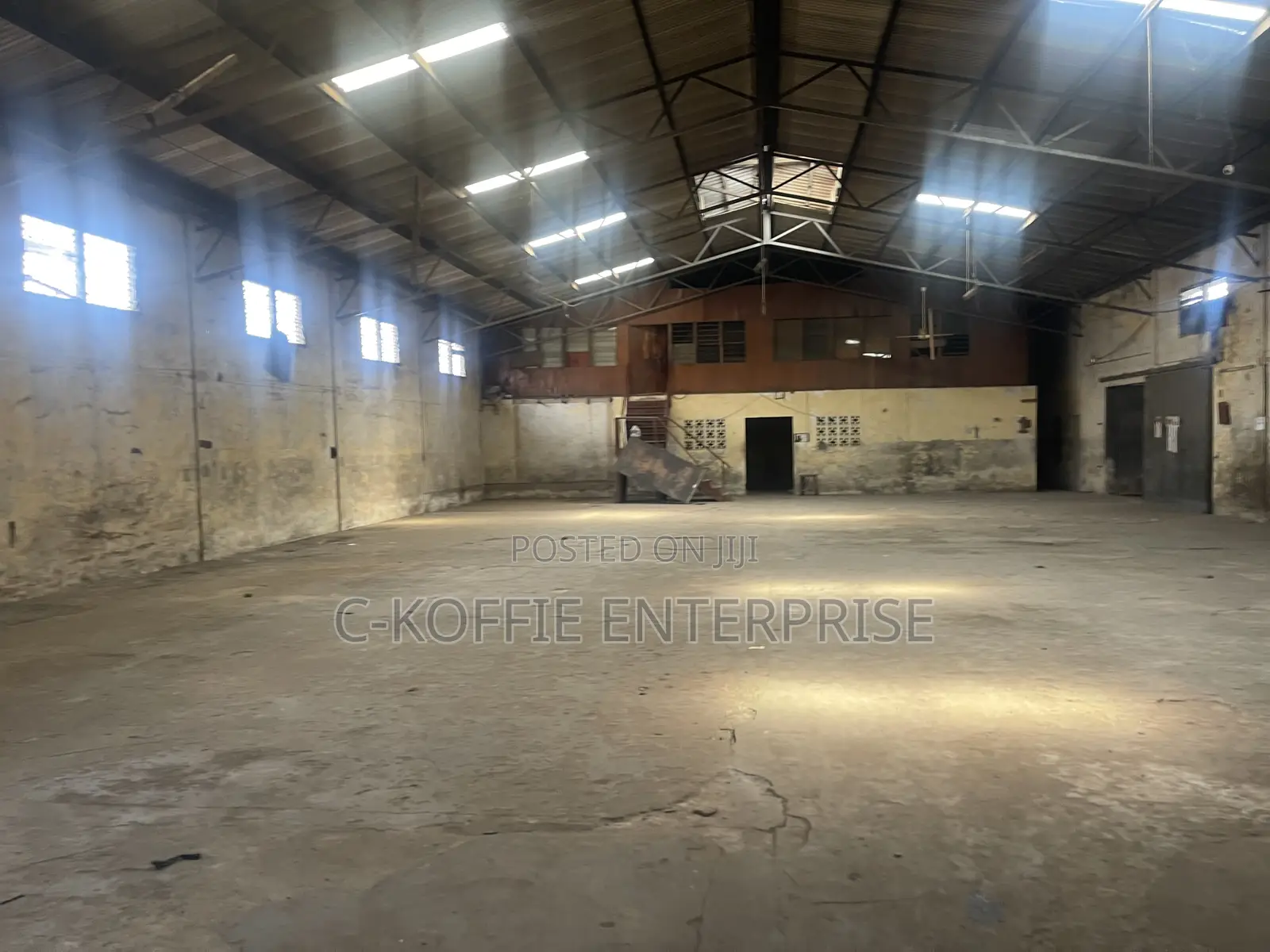 10,000 SQM Warehouse at Circle for Rent.