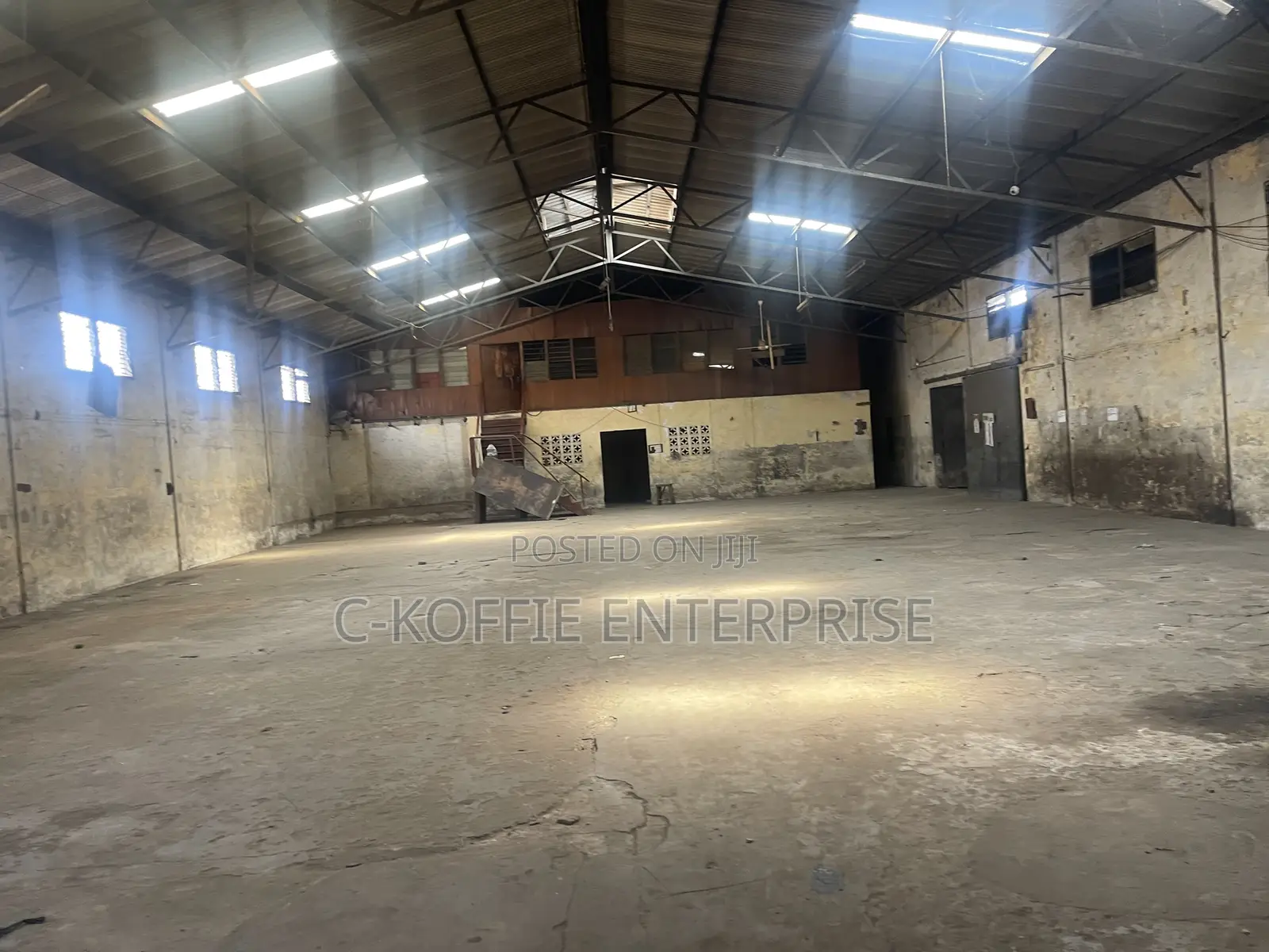 10,000 SQM Warehouse at Circle for Rent.