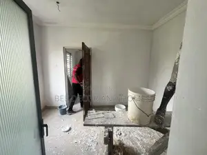 1bdrm Room & Parlour in Bee Decor & Homes, Old Ashomang for rent