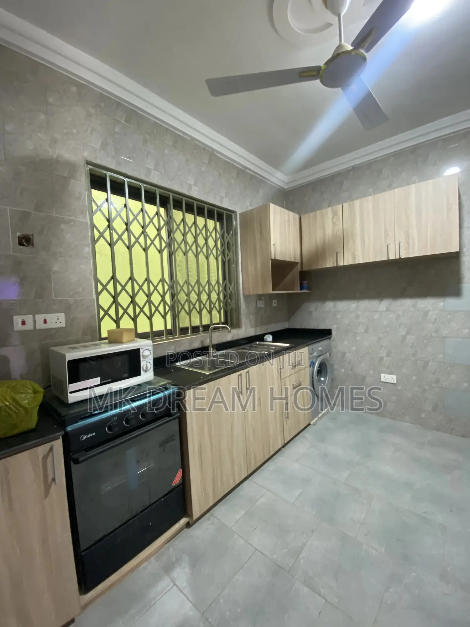 5bdrm House in Lake Side Estate for sale