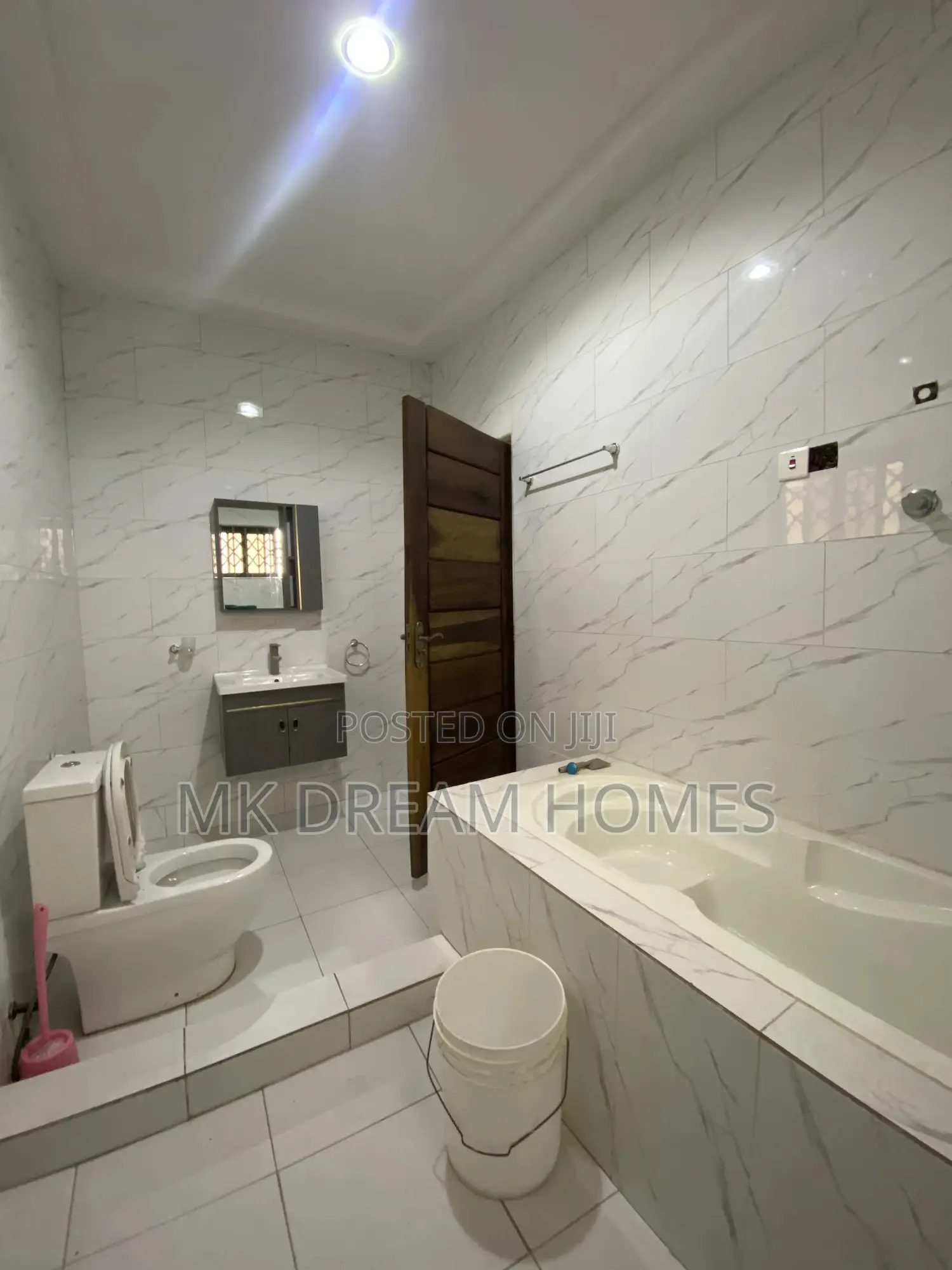 5bdrm House in Lake Side Estate for sale