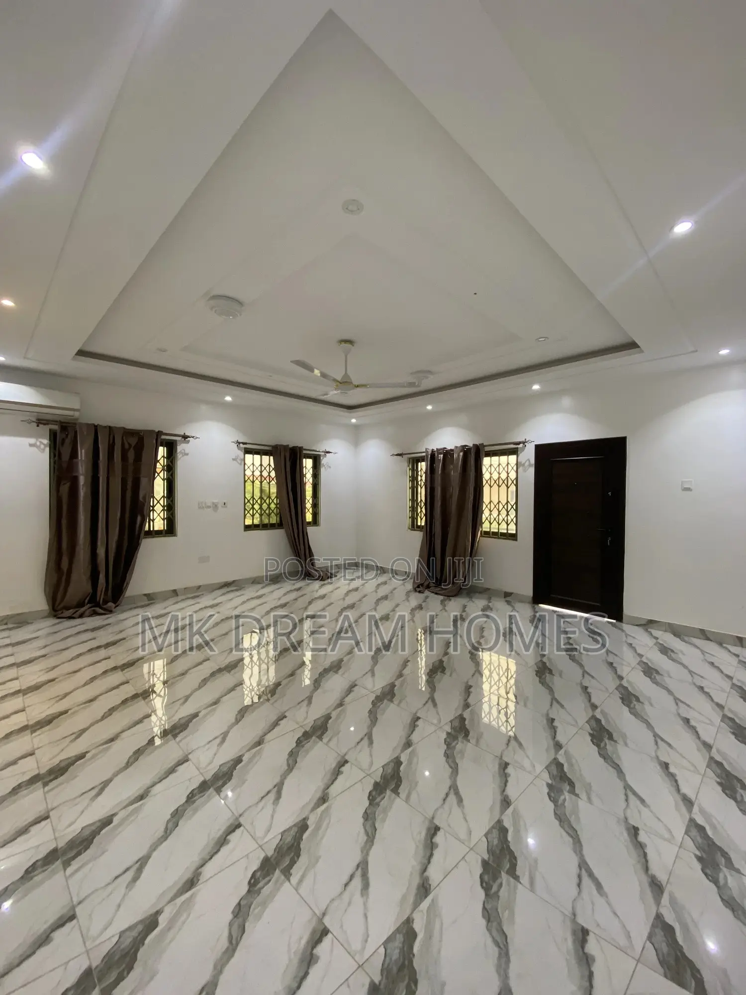 5bdrm House in Lake Side Estate for sale