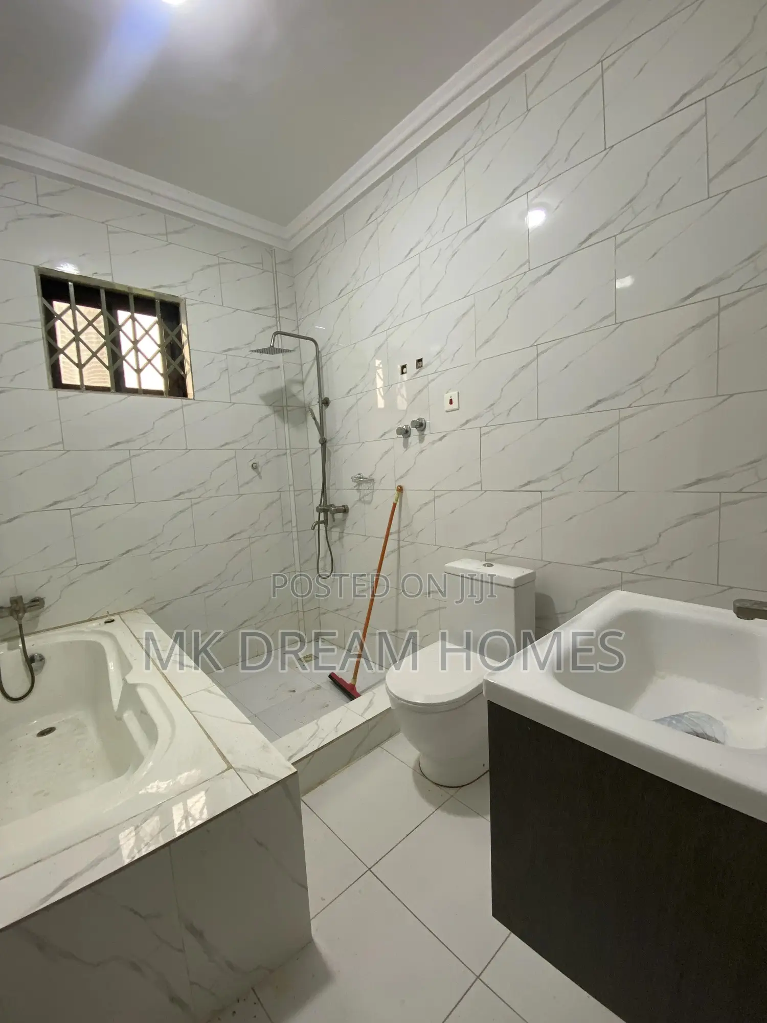 5bdrm House in Lake Side Estate for sale