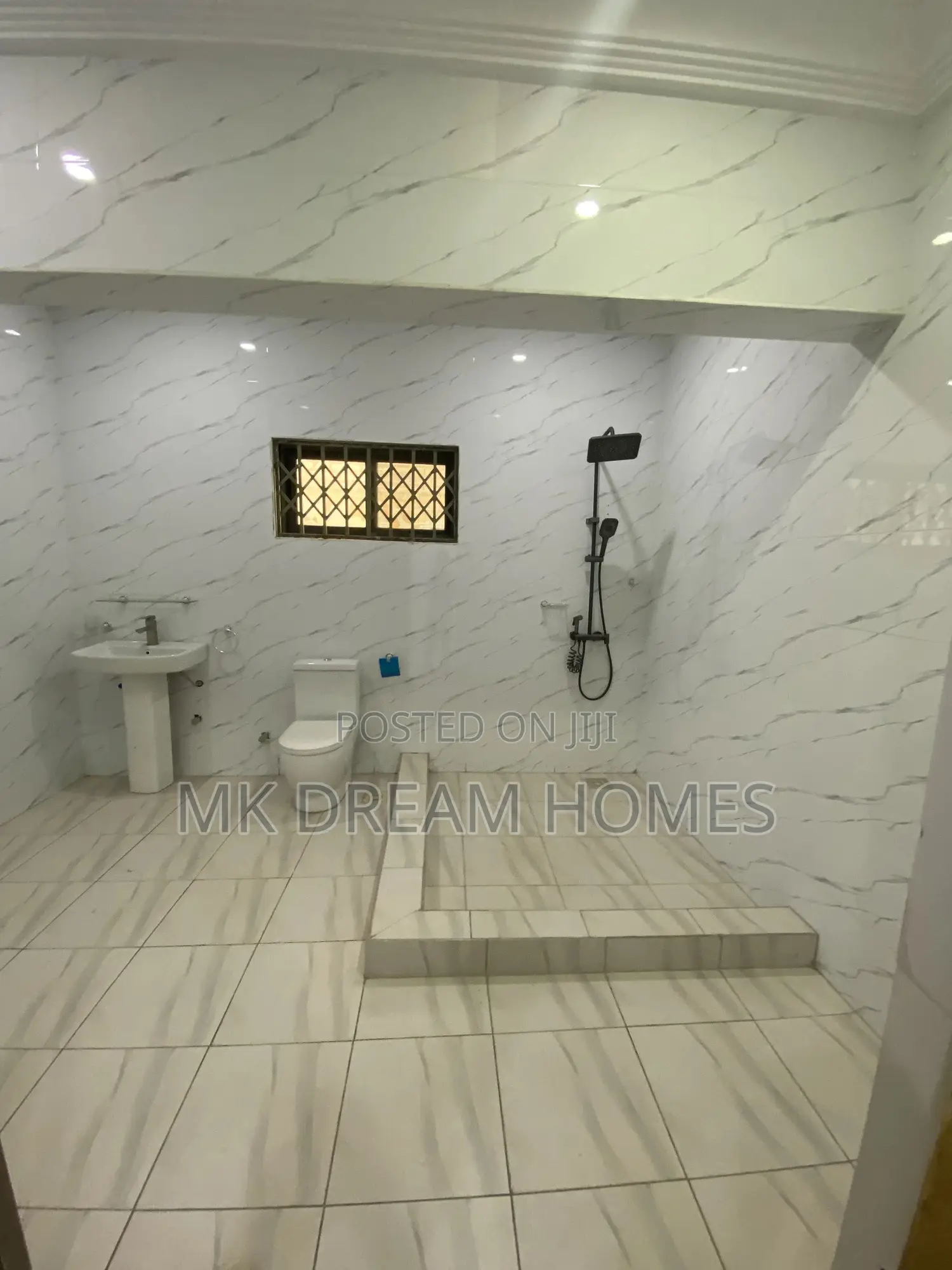 5bdrm House in Lake Side Estate for sale