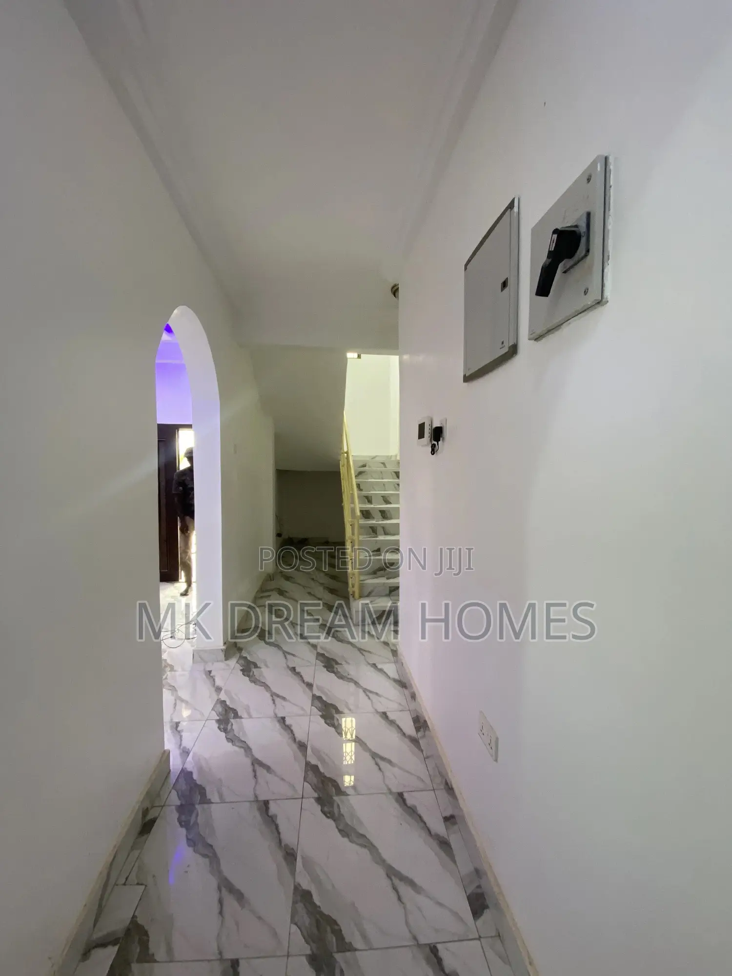 5bdrm House in Lake Side Estate for sale